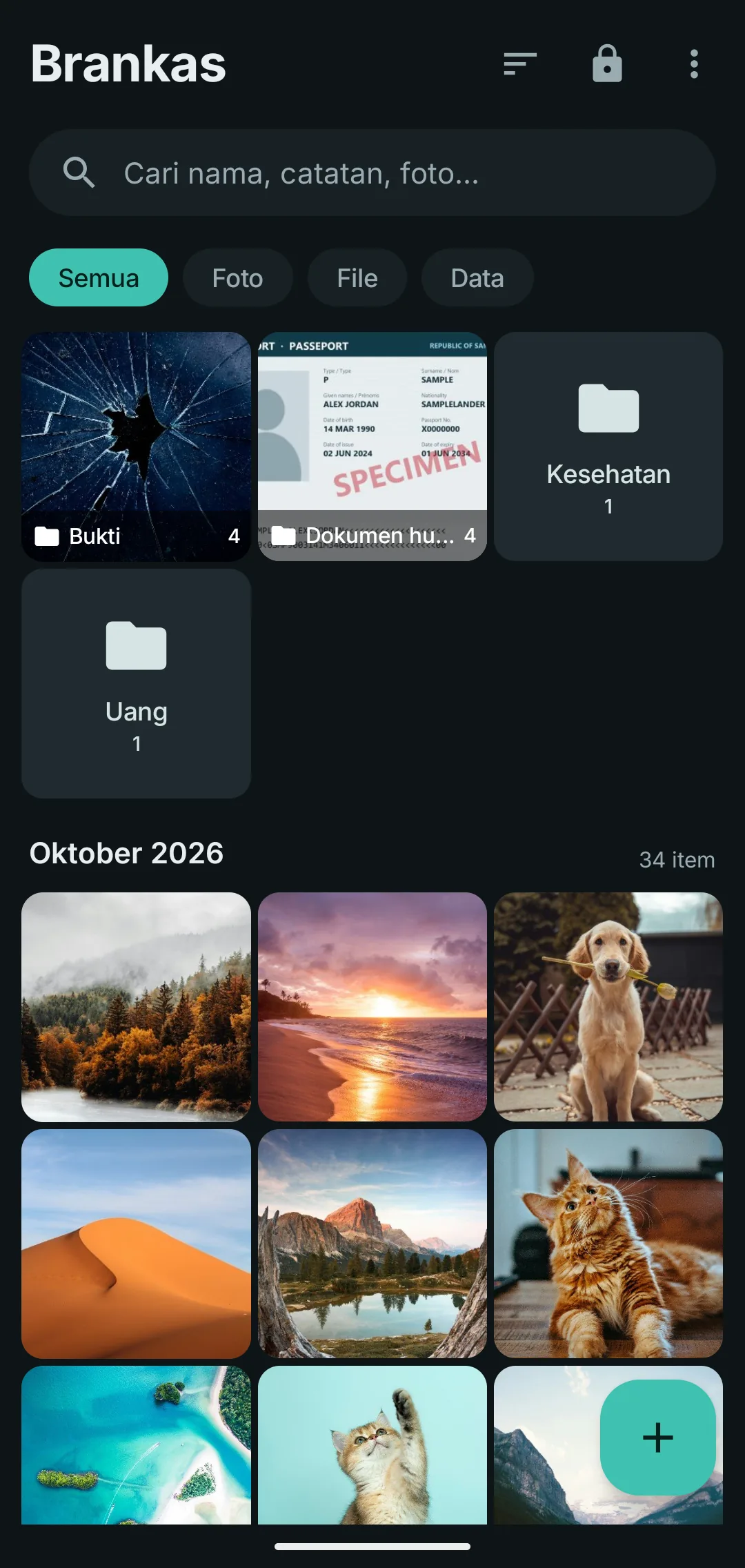Brankas terbuka dengan folder dan foto