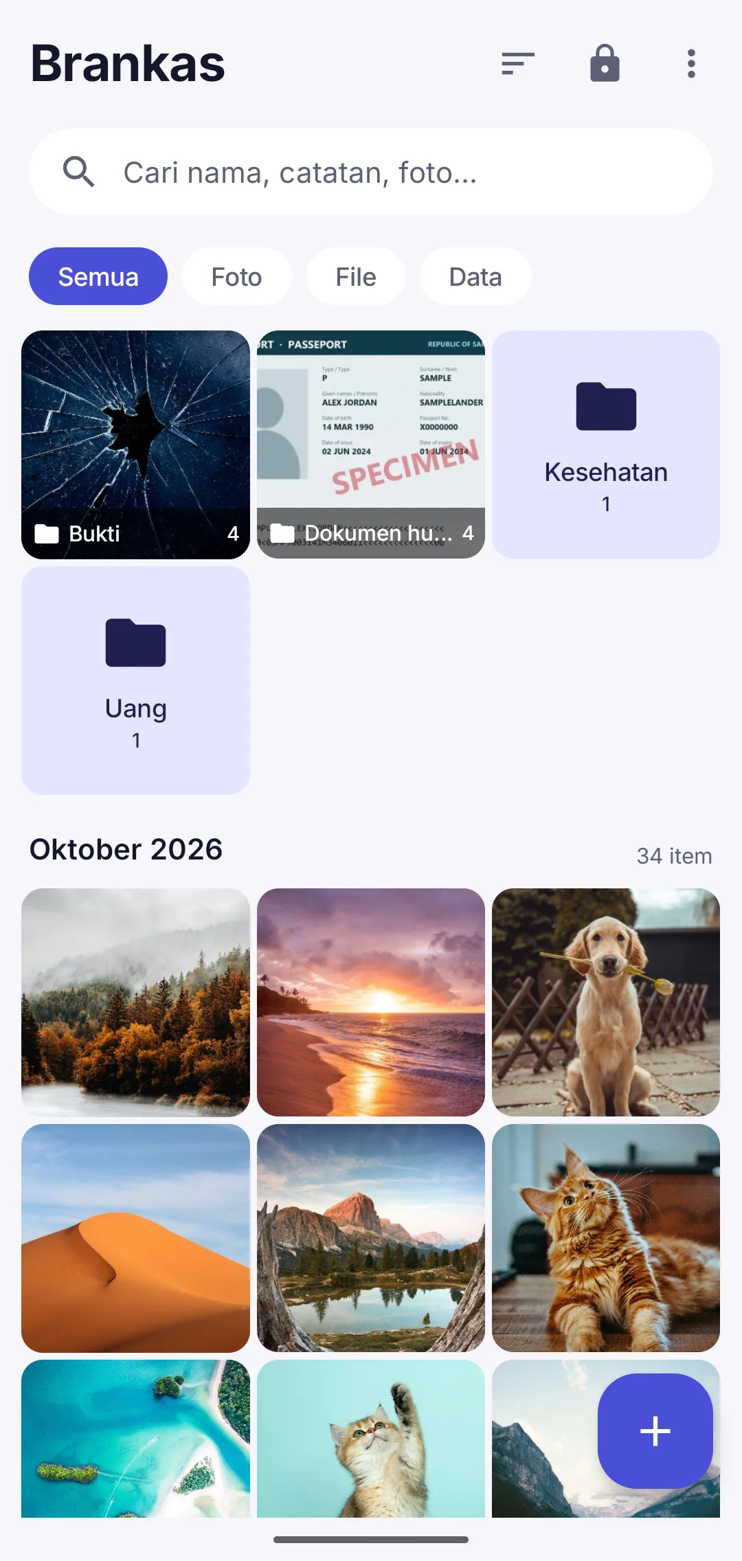 Brankas terbuka dengan folder dan foto